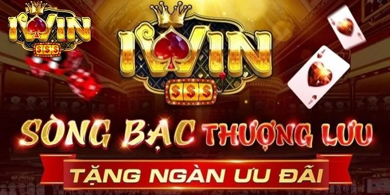 Bàn chơi casino trực tuyến với chip và thẻ bài